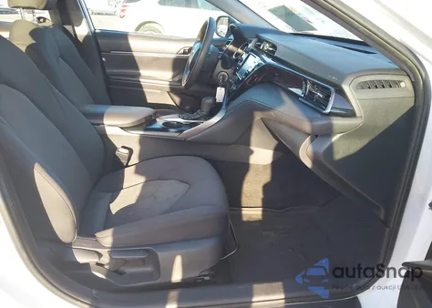 2020 Toyota Camry Le z USA, uszkodzony, nr VIN 4T1C11AKXLU925328